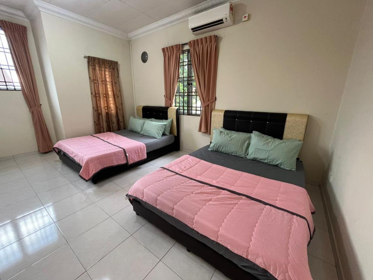 S 75 Corner House With Pool Table